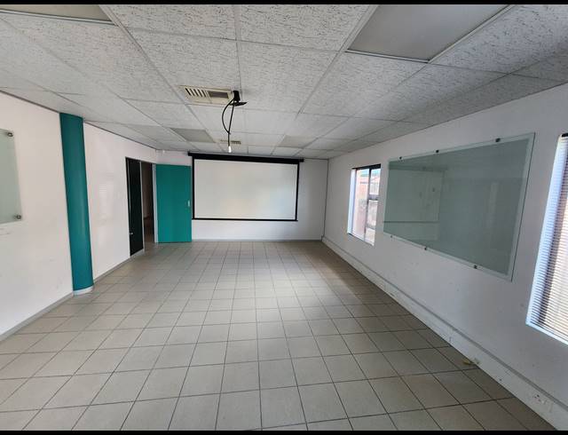 342M² OFFICE TO LET IN NORTH RIDING